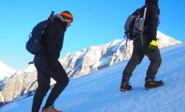 Step by step towards the Yala Peak summit! A thrilling high-altitude climb in Nepal’s Langtang Valley.